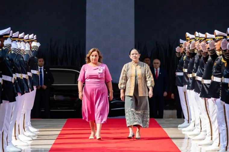 Ketua DPR RI Puan Maharani menerima menyambut kunjungan Presiden Peru, Dina Ercilia Boluarte Zegarra, di Gedung DPR RI, Senayan. (Foto: Ist)