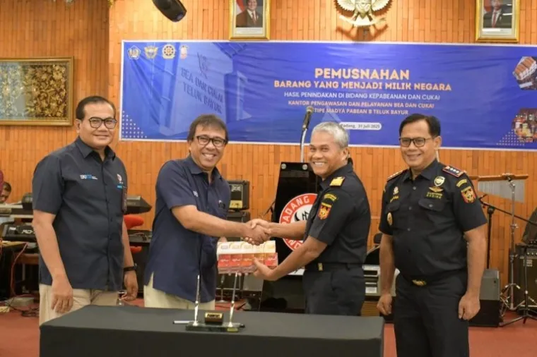 Kepala Kanwil DJBC Riau Parjiya, menyerahkan hasil penindakan Kantor Pengawasan dan Pelayanan Bea dan Cukai (KPPBC) Tipe Madya Pabean B Teluk Bayu kepada Plt. Direktur Utama PT Semen Padang Pri Gustari Akbar.