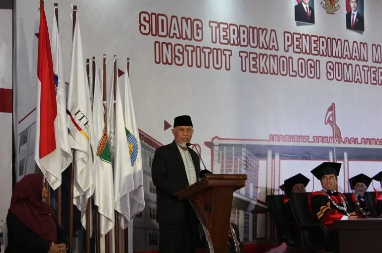 Gubernur Sumbar Mahyeldi menyampaikan orasi ilmiah di hadapan mahasiswa baru ITERA, Lampung. (Foto: Ist)