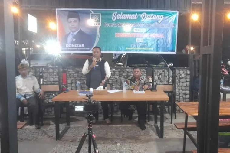 Anggota DPRD Sumbar, Donizar, menyapa peserta sosialisasi Perda Kesejahteraan Sosial di Pasaman Barat. Ia hadir sebagai penyampai regulasi sekaligus pendengar aspirasi masyarakat. (Foto: Ist)