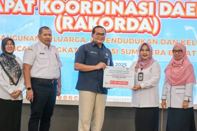 Kepala Departemen Komunikasi &amp; Hukum Perusahaan Iskandar Z Lubis menyerahkan secara simbolis bantuan stunting kepada Kepala Perwakilan BKKBN Sumbar, Mardalena Wati Yulia, dalam Rapat Koordinasi dan Evaluasi Program Bangga Kencana dan Quick Win BKKBN