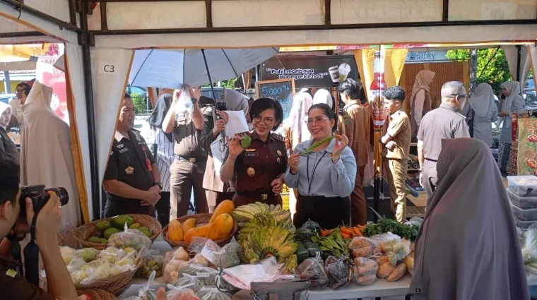 Kajati Sumbar saat mengunjungi stand bazar murah