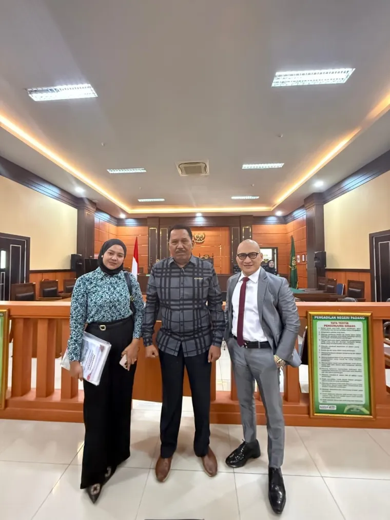 Kuasa hukum Dr. Suharizal, S.H., M.H (Tengah) (Foto: Dok. Istimewa)