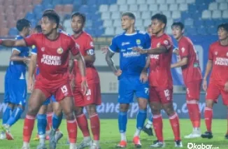 Sejumlah pemain Semen Padang mengawal pemain persib di daerah pertahanan saat kedua tim saling bentrok di BRI Liga 1. (Ist)