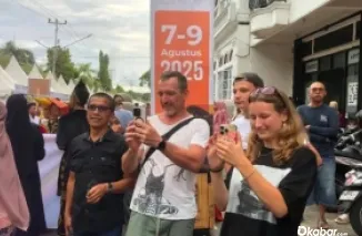 Wisatawan asing terkesan dengan harmoni etnis dan tradisi dalam parade budaya Karnaval Kota Tua Padang. (Foto: Kominfo Padang)