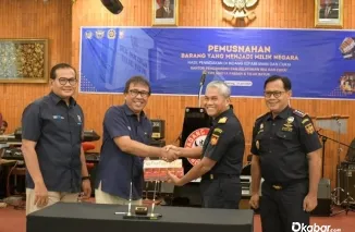 Kepala Kanwil DJBC Riau Parjiya, menyerahkan hasil penindakan Kantor Pengawasan dan Pelayanan Bea dan Cukai (KPPBC) Tipe Madya Pabean B Teluk Bayu kepada Plt. Direktur Utama PT Semen Padang Pri Gustari Akbar.