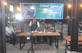 Anggota DPRD Sumbar, Donizar, menyapa peserta sosialisasi Perda Kesejahteraan Sosial di Pasaman Barat. Ia hadir sebagai penyampai regulasi sekaligus pendengar aspirasi masyarakat. (Foto: Ist)