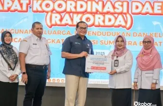 Kepala Departemen Komunikasi & Hukum Perusahaan Iskandar Z Lubis menyerahkan secara simbolis bantuan stunting kepada Kepala Perwakilan BKKBN Sumbar, Mardalena Wati Yulia, dalam Rapat Koordinasi dan Evaluasi Program Bangga Kencana dan Quick Win BKKBN