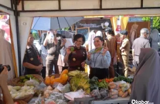 Kajati Sumbar saat mengunjungi stand bazar murah