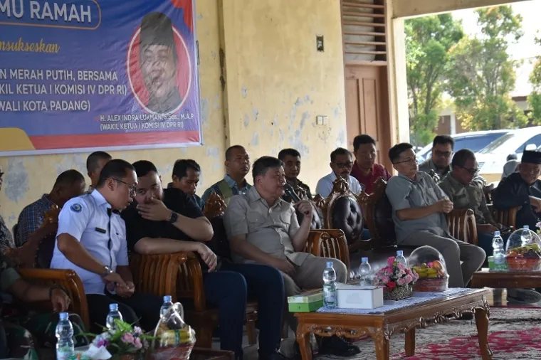 Wakil Ketua Komisi IV DPR RI, Alex Indra Lukman saat memberikan arahan pada dialog dalam temu ramah menyukseskan pembangunan Kampung Nelayan Merah Putih (KNMP) di Kota Padang. (Foto: Ist)