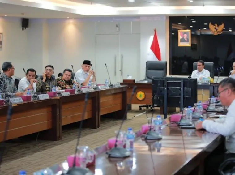 Gubernur Sumbar Terima Bantuan Bibit Pertanian dari Kementan, Usulkan Hilirisasi Gambir