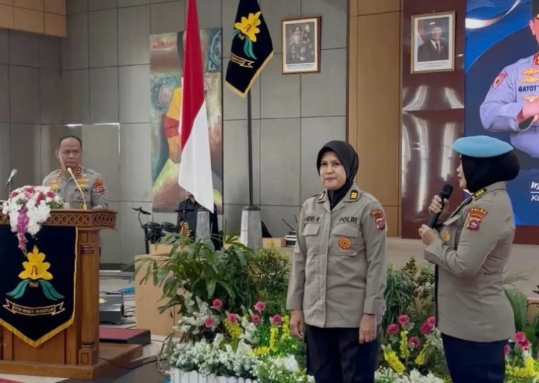 Kapolda Sumbar Beri Promosi Khusus kepada Dua Polwan