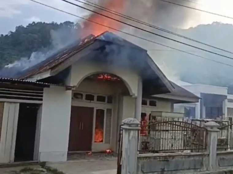 Kebakaran Hanguskan Rumah Bidan di Padang Selatan