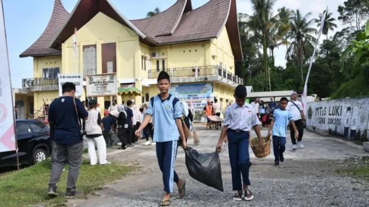 Kegiatan SERO PT Semen Padang di MTs Lubuk Kilangan Dukung World Cleanup Day 2025