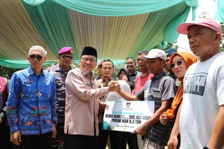 Pemko Padang Gelar Gerakan Pangan Murah dan Salurkan Bantuan Perikanan