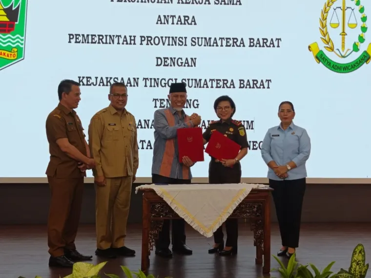 Pemprov Sumbar dan Kejati Tandatangani MoU Penanganan Masalah Hukum Perdata dan Tata Usaha Negara
