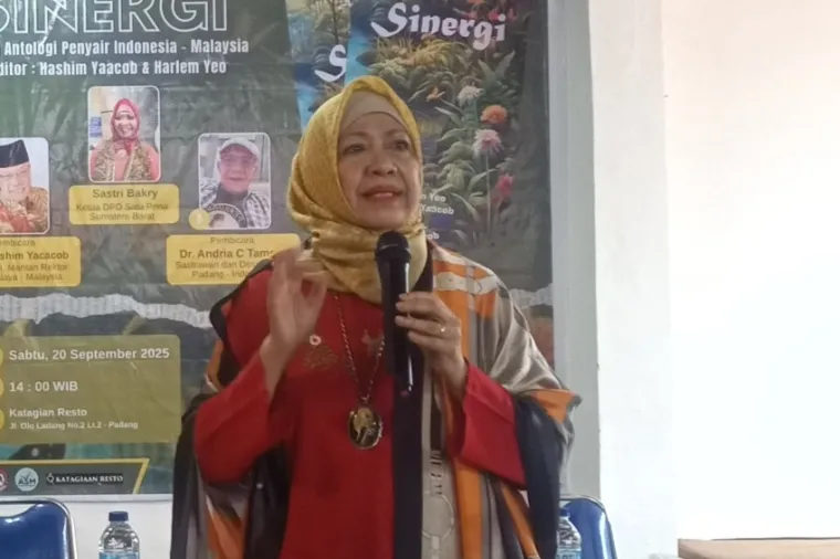 Ketua DPD SatuPena Sumbar, Sastri Bakry, membuka secara diskusi bedah buku. (Ist)