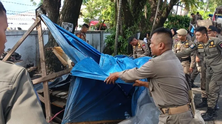 Satpol PP Padang Tertibkan PKL yang Gunakan Fasilitas Umum untuk Berjualan