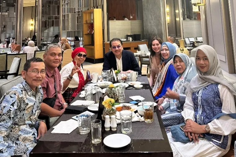 Ketua Umum DPP SatuPena Indonesia Denny JA bersama Bakry, dihadiri Sekretaris DPD SatuPena Armaidi Tanjung (Ist)