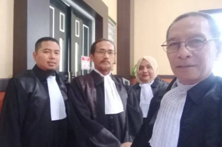 Usai sidang tim Penasihat Hukum (PH) terdakwa foto bersama di Pengadilan Negeri Kelas IA Padang. (Ist)