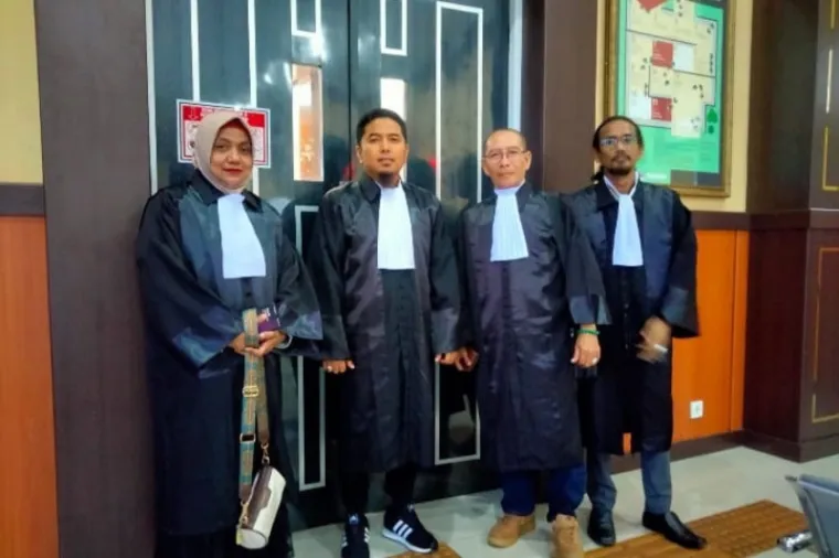 Tim Penasihat Hukum (PH) terdakwa foto bersama di Pengadilan Negeri Kelas IA Padang. (Ist)