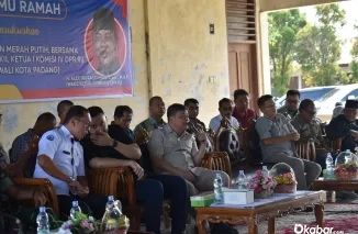 Wakil Ketua Komisi IV DPR RI, Alex Indra Lukman saat memberikan arahan pada dialog dalam temu ramah menyukseskan pembangunan Kampung Nelayan Merah Putih (KNMP) di Kota Padang. (Foto: Ist)