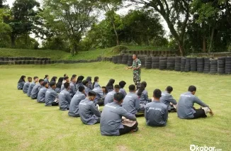 Kepala Seksi Teritoral (Kasiter) Korem 032/Wbr, Letkol Kav Dicko Irawan Kesuma, memberikan pelatihan kepada mahasiswa.