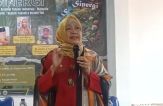 Ketua DPD SatuPena Sumbar, Sastri Bakry, membuka secara diskusi bedah buku. (Ist)