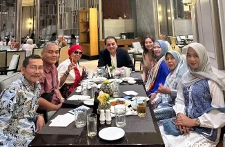 Ketua Umum DPP SatuPena Indonesia Denny JA bersama Bakry, dihadiri Sekretaris DPD SatuPena Armaidi Tanjung (Ist)