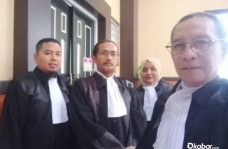 Usai sidang tim Penasihat Hukum (PH) terdakwa foto bersama di Pengadilan Negeri Kelas IA Padang. (Ist)