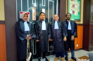 Tim Penasihat Hukum (PH) terdakwa foto bersama di Pengadilan Negeri Kelas IA Padang. (Ist)