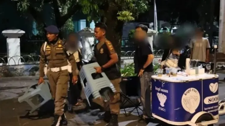 Berjualan di Trotoar, PKL di Sepanjang Jalan Khatib Ditertibkan Satpol PP Padang