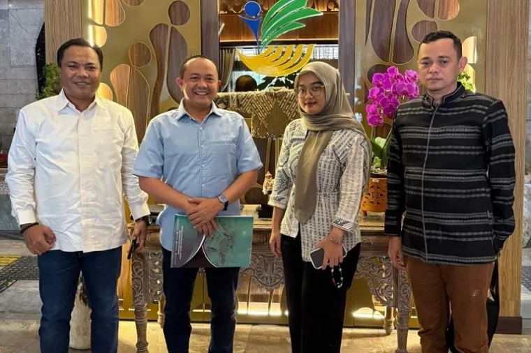 Anggota Komisi V DPRD Sumbar, Donizar, bersama tim saat melakukan koordinasi dengan Kementerian Sosial RI di Jakarta. (Foto: Ist)