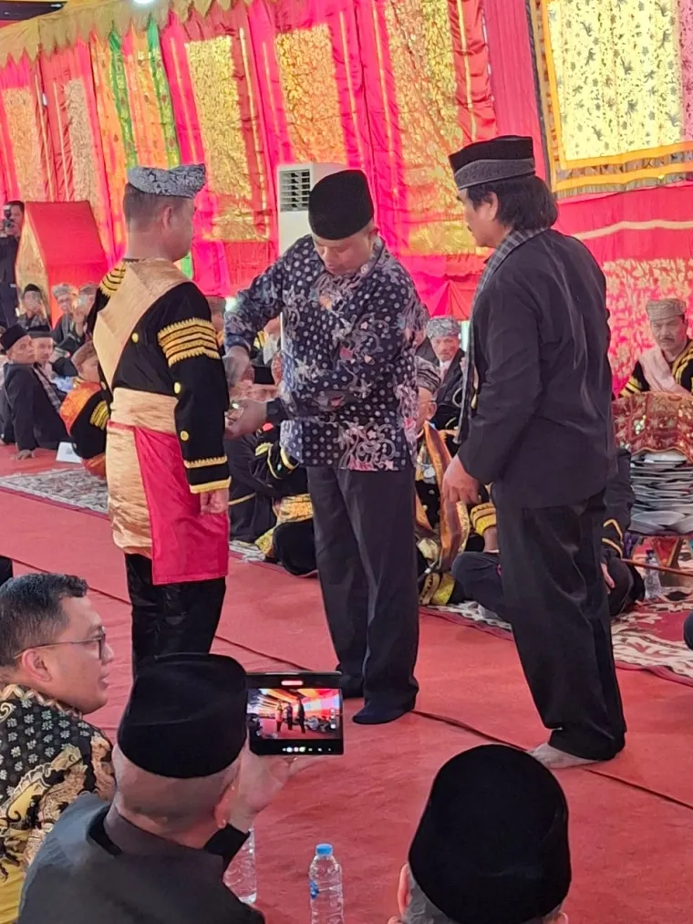 Gubernur Mahyeldi Apresiasi Pengukuhan Prof. Fauzi Bahar sebagai Penghulu Suku Koto