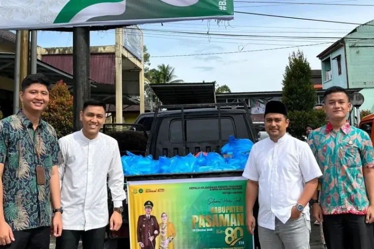 Kejari Pasaman Bagikan Jumat Berkah