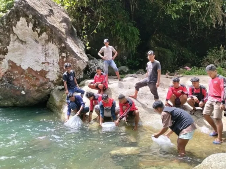 Pertamina Patra Niaga dan Warga Sungai Lubuk Hitam Lepas Ribuan Benih Ikan Garing