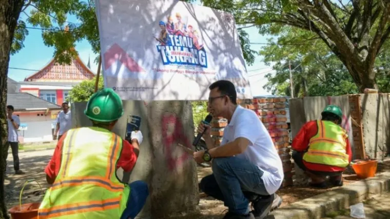 Tingkatkan Kualitas Konstruksi, Semen Padang Bekali Tukang di Dharmasraya Teknik Plester hingga Acian