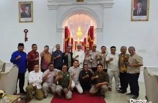 Rektor Unand Efa Yonnedi PhD bersama Gubernur Mahyeldi Ansharullah dan para mantan rektor usai menyepakati tanggal pelaksanaan Kongres VII IKA Unand pada 29 November mendatang. (Foto: Ist)