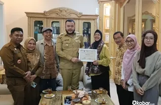 Ketua DPD SatuPena Sumbar Sastri Bakry, ikut hadir Sekretaris Armaidi Tanjung foto bersama dengan Wali Kota Padang.