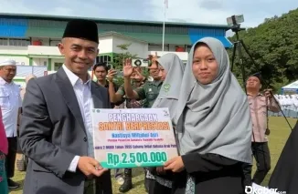 Santri menerima penghargaan dari Kantor Wilayah Kementerian Agama Sumbar.