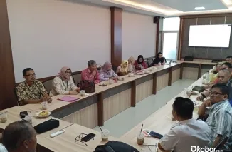 Ketua Panitia Kongres VII IKA Unand dr. Muhammad Riendra bersama jajaran panitia usai rapat persiapan di Padang, Rabu (22/10/2025). (Foto: Ist)