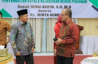 Bupati Pasaman Welly Suhery berbincang hangat dengan Kajari Pasaman yang baru, Hendi Arifin, pada acara ramah tamah dan temu kenal di Balerong Pusako Anak Nagari, Kamis (13/11/2025). (Foto: Ist)