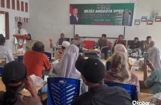 Anggota DPRD Sumbar Donizar berdialog dengan warga Nagari Silayang, Mapattunggul Selatan, terkait kerusakan jalan dan kebutuhan fasilitas pendidikan. (Foto: Ist)