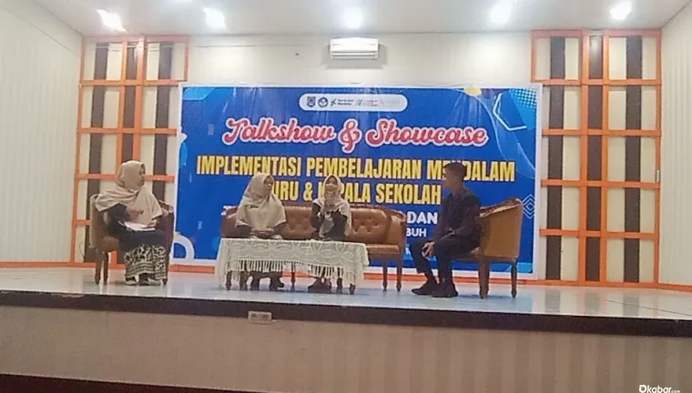 Suasana hangat sesi talkshow yang membahas realisasi implementasi Pembelajaran Mendalam (PM) di sekolah masing-masing peserta. Dalam kegiatan yang dihelat pada 13-16 Desember ini, para pendidik saling bertukar ide tentang bagaimana mewujudkan pembelajaran yang berkesadaran di ruang kelas nyata, dengan didampingi oleh 7 orang fasilitator.