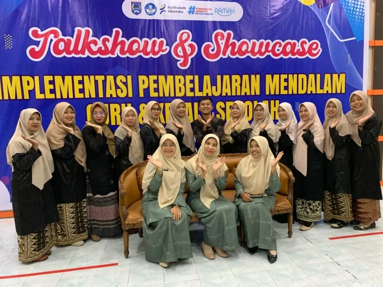 Semangat terpancar dari wajah para peserta kelas guru SMP Batch 1 Kota Payakumbuh usai mengikuti rangkaian pelatihan di Gedung SKB. Sebanyak 86 guru dan kepala sekolah di kota ini didorong untuk lebih kreatif dalam menghadirkan pembelajaran yang memuliakan siswa, bermakna, dan menggembirakan di dalam kelas.