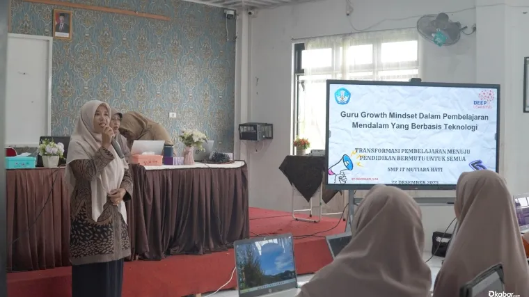 Nofrianti,S.Pd menyampaikan materi dan pengalaman pembelajaran dalam suasana raker yang berlangsung hangat dan partisipatif di SMP IT Mutiara Hati Payakumbuh.