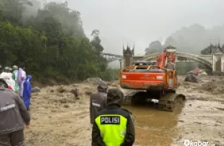 Kondisi Jembatan Kembar penghubung jalur utama Padang - Bukittinggi - Riau usai dilanda banjir bandang atau galodo.