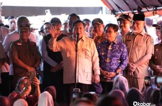 Presiden saat meninjau warga terdampak di Komplek Bumi Kasang Permai, Kecamatan Batang Anai, Kabupaten Padang Pariaman, Senin (1/12/2025).