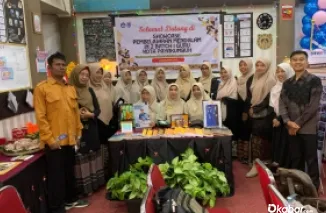 Perwakilan dari Balai Guru Tamansiswa dan Kependidikan (BGTK) Sumatera Barat (kanan) meninjau langsung stand pameran (showcase) hasil karya dari kelas SMP di Gedung SKB Payakumbuh. Beragam karya inovatif yang dipamerkan ini merupakan bukti nyata komitmen
