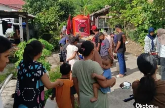 Bantuan air bersih dari Fraksi PDI-Padang bagi korban bencana banjir Sumbar. (Foto: Ist)